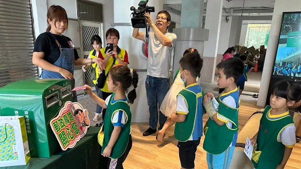 ▲為迎接母親節的到來，彰化郵局在頂番國小附設幼兒園辦理「媽媽我愛您」母親節活動，透過手寫手繪母親節明信片向偉大的媽媽們表達最高的愛意。（記者林明佑翻攝）