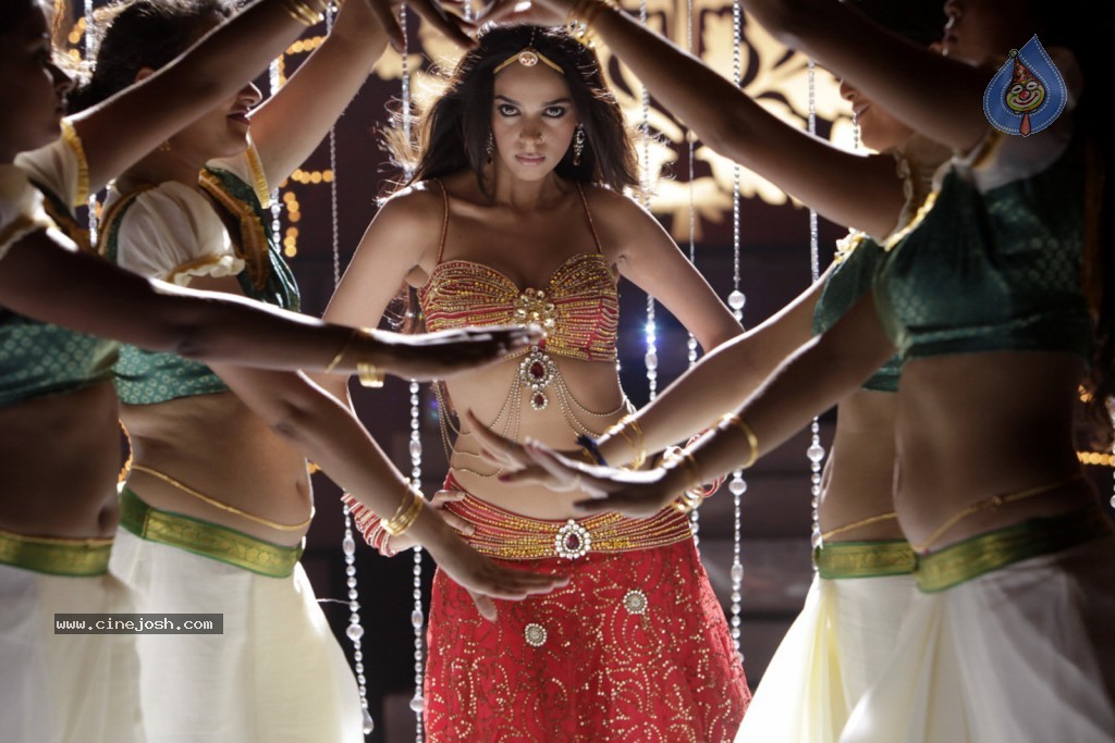 Mallika Sherawat dances in the song "Kalasala Kalasala" from the movie "Osthe"