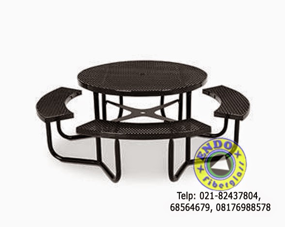 Meja bulat fiberglass berikut kursi untuk area outdoor 