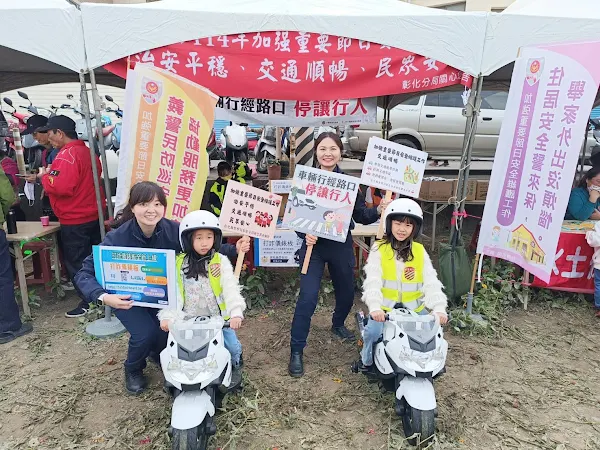 ▲哈雷小機車騎乘拍照，讓參加的小朋友也能認識警察工作。（記者林明佑翻攝）