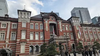 丸の内側から修復された東京駅駅舎を望む。