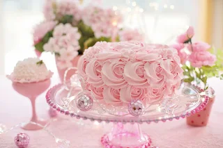 Gateau pâtissier aux noisettes, décor roses meringuées