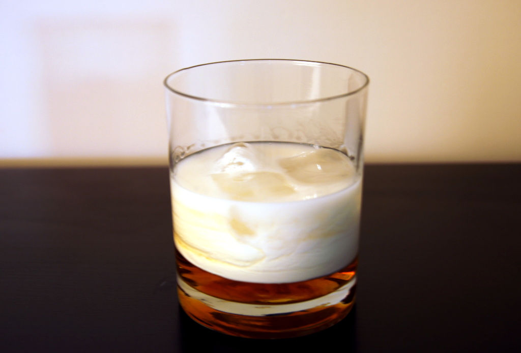 белый напиток со льдом в стакане