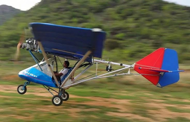 Imagen del sordo Saji Thomas probando su avión ligero X-Air-S construida con materiales reciclados