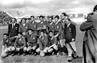 SELECCIÓN DE ESPAÑA. Temporada 1949-50. Dr. Cabot (médico), Gonzalvo II, Puchades, Antúnez, Gabriel Alonso, Gonzalvo III, Ignacio Eizaguirre, Benito Díaz (entrenador); Basora, Rosendo Hernández, Zarra, Igoa y Gaínza. SELECCIÓN DE ESTADOS UNIDOS 1 SELECCIÓN DE ESPAÑA 3. Domingo 25/06/1950, 15:00 horas. IV Copa del Mundo Brasil 1950, fase fina, 1ª fase de grupos, Grupo II, partido 1. Curitiba, Brasil, estadio Durival de Brito. GOLES: 1-0: 17’, John Souza. 1-1: 81’, Igoa. 1-2: 84’, Basora. 1-3: 89’, Zarra.