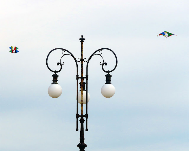 Lamp post and kites, Terrazza Mascagni, Livorno