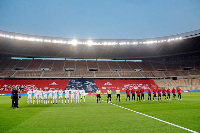 Las Selecciones de Kosovo y España escuchando los himnos. SELECCIÓN DE ESPAÑA 3 SELECCIÓN DE KOSOVO 1. 31/03/2021. Copa del Mundo de Catar 2022, fase de clasificación, grupo B, jornada 3. Sevilla, España, estadio de La Cartuja. GOLES: 0-1: 33’, Dani Olmo. 2-0: 37’, Ferran Torres. 2-1: 70’, Halimi. 3-1: 75’, Gerard Moreno.