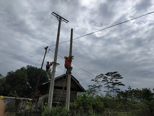 Para Teknisi PLN memasang listrik di desa babah ie, jaya, aceh jaya. foto oleh Nusantarafotografi/Imadul Auwalin