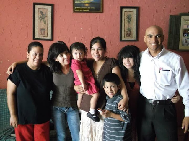 Adrián Sarmiento Carrillo, en la extrema derecha, otro de los muchos abusivos que por años se han venido aprovechando de los "beneficios" que el albergue CADIPSI DIF Guadalajara concede...