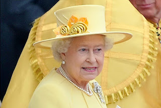 She also dons Queen Mary's lovers knot brooch.