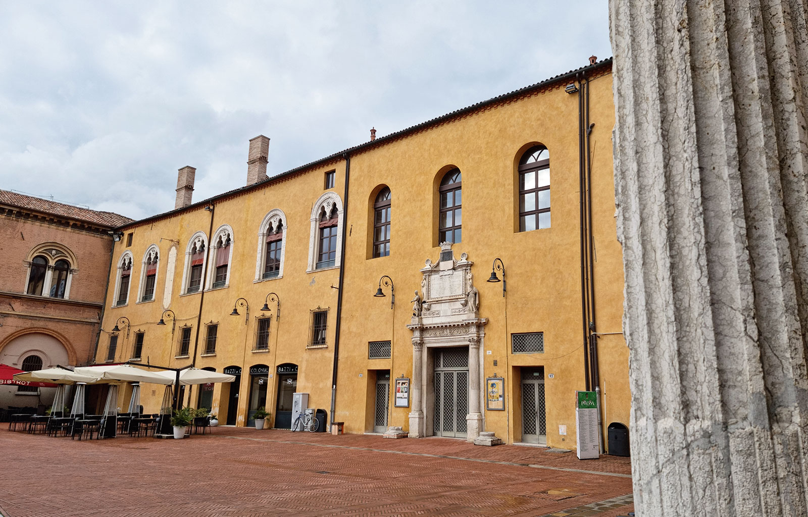 Place du palais municipal Ferrare
