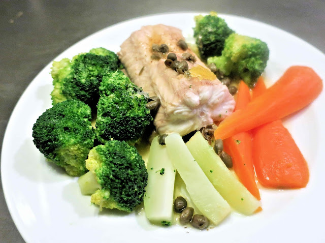 saumonette, roussette, brocoli, carotte