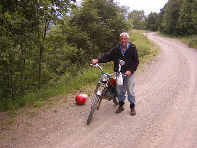 En Pau amb la moto anant a buscar bolets