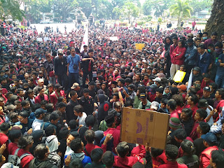 Demonstrasi Berujung Ricuh