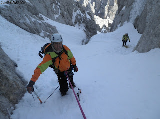 Escalada del corredor norte del Friero con guia de alta montaña , guiasdelpicu.com, Fernando Calvo