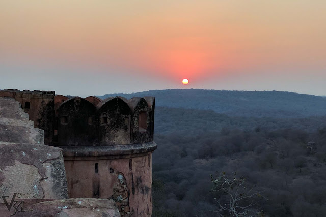 Mesmerizing view of the sunset through the Aravalli hills as seen from Jaigarh fort
