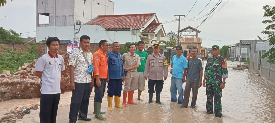 Kapolres Karawang Bantu Paket Sembako Untuk Masyarakat Terdampak Banjir di Cilamaya WetanKapolres Karawang Bantu Paket Sembako Untuk Masyarakat Terdampak Banjir di Cilamaya Wetan