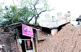 घरु निवासी 85 वर्षीय बुजुर्ग लेखराज का घर खतरे में