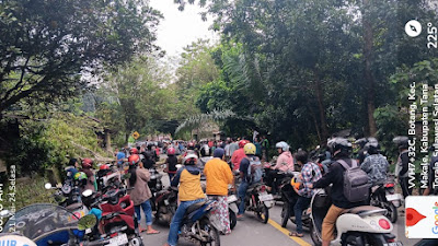 [HotNews] Pohon Tumbang Halangi Jalan, Seorang Pelintas Tertimpa