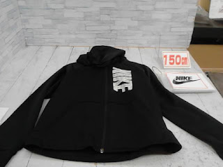 中古品　子供服　１５０ｃｍ　NIKE　ブラック　ジップアップパーカー　４９８円