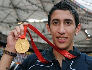 Ángel Di María mostrando su medalla de oro