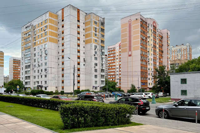 улица Авиаконструктора Яковлева, жилые дома 2004-2005 годов постройки