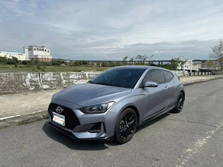 Veloster中文名威羅斯特是一款雙門輕跑車 ，有點類似Golf GTI 的外觀加上鋼砲的動力 。採用1.6升四缸渦輪增壓引擎，高達 204匹馬力和 27kgm扭力 。7速DCT雙離合器變速箱 ~跑車+房車合一的設計算是相當特殊 ，外型也真的很好看 ，如果要找一台最便宜又有跑車造型的大概也只有 veloster了 。然後因為車很輕 ，這樣的動力開起來加速感也很不簡單 。  至於veloster好養嗎? 雖然veloster有點進口車的感覺但保養維修那些還是國產車的價格，所以很好養 。veloster缺點大概是內裝就是國產車的塑膠感比較重 ，但因為外觀購帥氣又便宜也沒什麼可以挑剔的 。veloster通病不多基本上沒什麼聽過 ，妥善率應該是蠻不錯 。但本來開這款車的人就很少了尤其是二代 ，所以並不準確。  其他Veloster的車輛資訊可以參考以下連結：  Hyundai第2代Veloster國內正式登場  跑不跑都酷 第二代 Hyundai Veloster 試駕