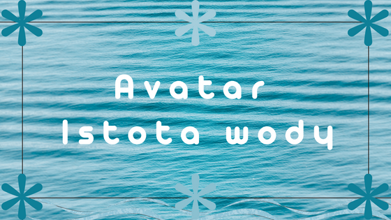 Tekst: Avatar: Istota wody na niebieskim, udającym wodę, tle