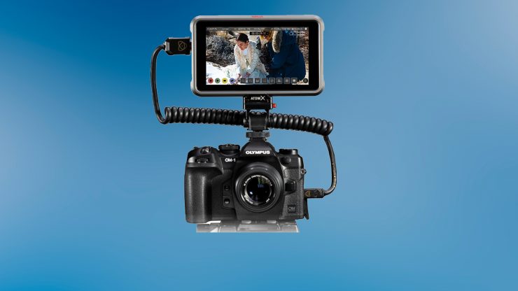 Рекордер Atomos Ninja V установлен на камеру OM System OM-1