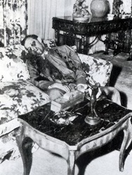 Bugsy Siegel después de haber sido liquidado por orden de Luciano