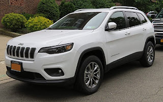 Une Jeep Cherokee de couleur blanche