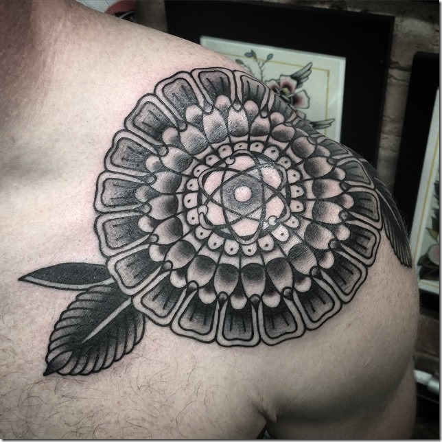 mandala_atomique_de_lpaule_de_tatouage