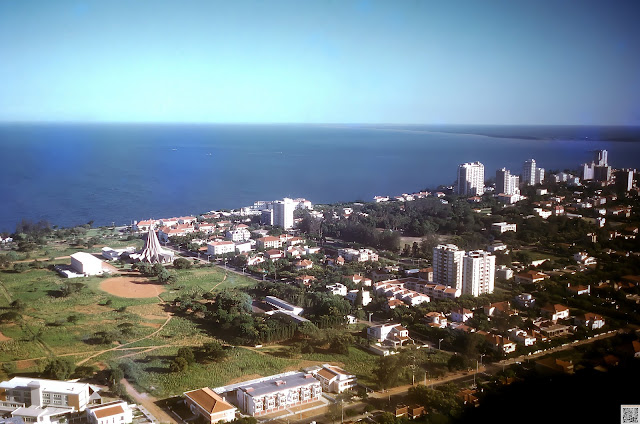 Vista aérea sobre Lourenço Marques no final da década de 1960  MMG_N_073 Fotografia de Manuel Augusto Martins Gomes. Não usar fotografia sem referência ao seu autor Manuel Augusto Martins Gomes e sem link para as páginas:  Beacons: https://beacons.ai/manuelamartinsgomesmemorias Blogger: https://manuelamartinsgomes.blogspot.com/ Instagram: @manuelamartinsgomesmemorias Toda a informação adicional é bem vinda. Poderão contactar-me através do endereço de email: manuelamgomes20@gmail.com #60s #lourençomarques #maputo #moçambique #mozambique #mocambique #memoriasdemoçambique #memoriasdeafrica #planehotography #airphotography #travelphotography #manuelamartinsgomesmemorias