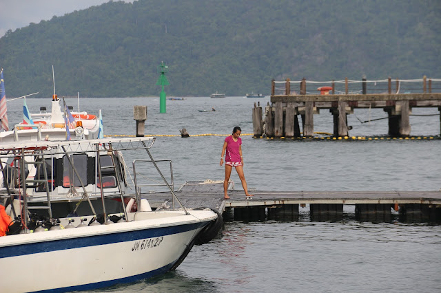 Menuju boat yang akan membawa ke Manukan Island