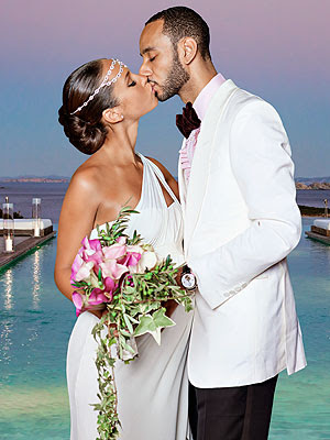 Alicia Keys glided down the aisle in an ivory silk Grecianinspired gown 