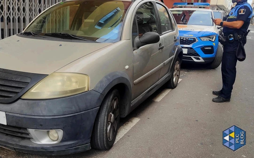 Agentes interviniendo con el vehículo implicado (Foto: Policía Local de Canarias Blog).