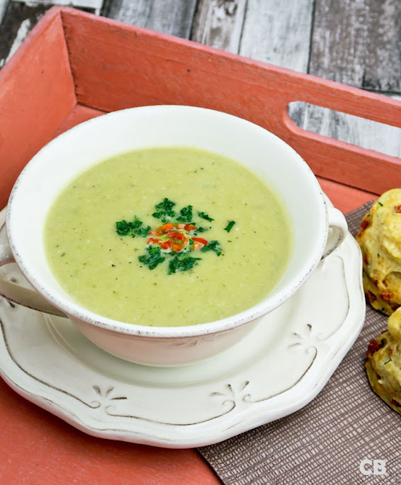 Temperamentvolle Spaanse aardappelsoep met gepofte knoflook