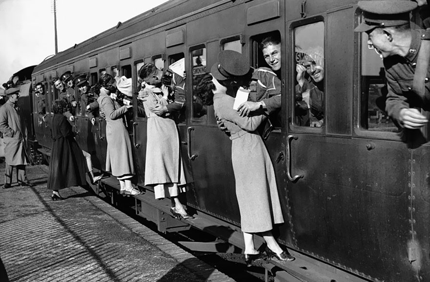 60 + 1 Heart-Warming Historical Pictures That Illustrate Love During War - Soldiers Departing For Egypt Lean Out Of Their Windows To Kiss Their Loved Ones Goodbye, 1935