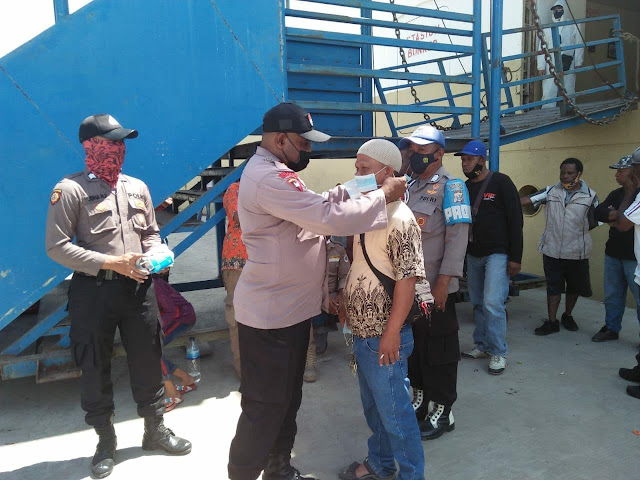 Pengamanan di Masa Pandemi, Personil Polsek KPL Jayapura Bagi Masker di Pelabuhan
