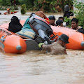    Polda Sulsel Bantu Distribusikan Logistik Di Wilayah Terdampak Banjir Luwu