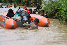    Polda Sulsel Bantu Distribusikan Logistik Di Wilayah Terdampak Banjir Luwu