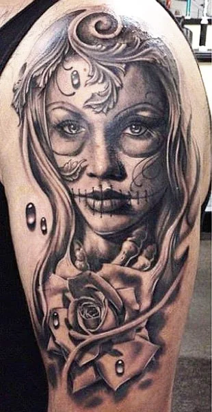 Vemos un tatuaje de catrina la muerte bella