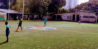 Partido entre amigos durante el día en la cancha Central de Futbol