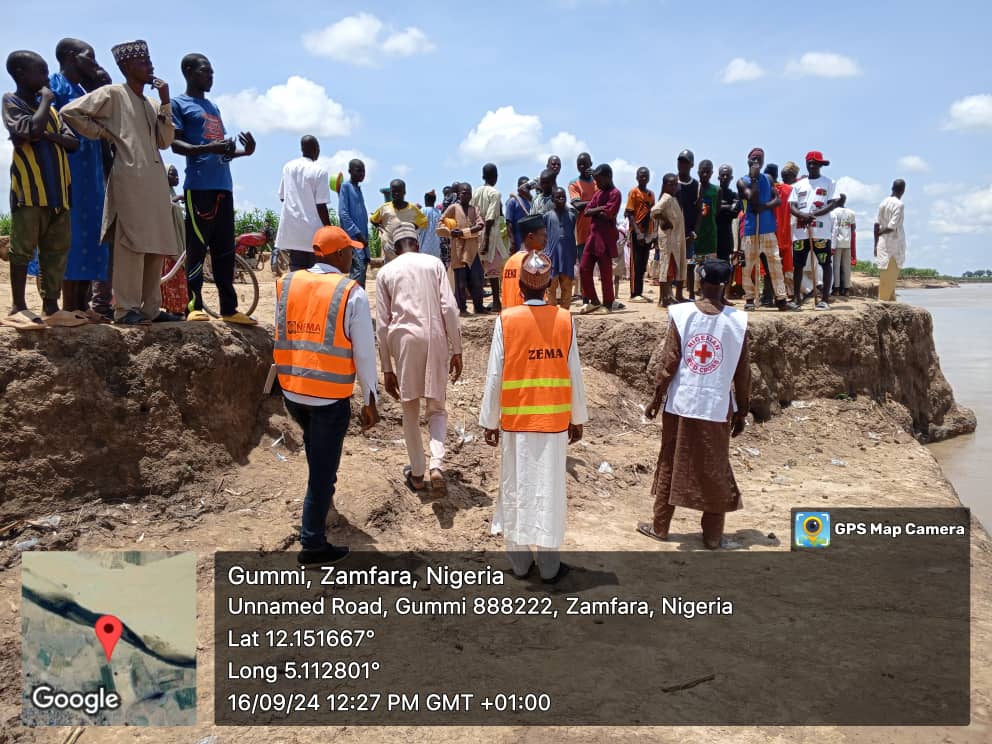 NEMA officials, search and rescue workers alongside onlookers at the scene of the boat Mishap in Zamfara State