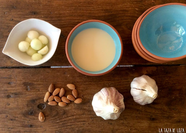 Ajo blanco (sopa fría de almendras)