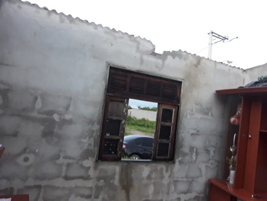 Família de Baixa Grande pede doações para reconstruir telhado de casa destruído após fortes chuvas