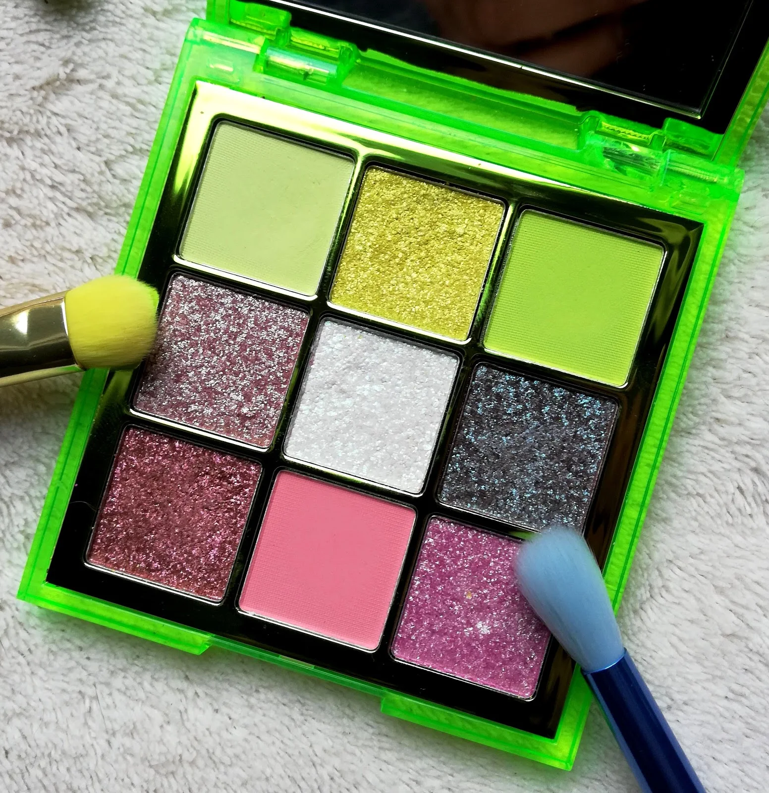 Les palettes Neon Obsession de HUDA BEAUTY / Swach & Make Up