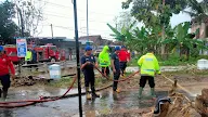 Sinergitas Polres Tulungagung Bersihkan Sisa – sisa Material Lumpur Akibat Bencana Banjir