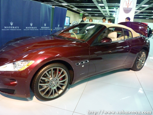 Once open the Maserati GranCabrio transforms into an astounding cabriolet 