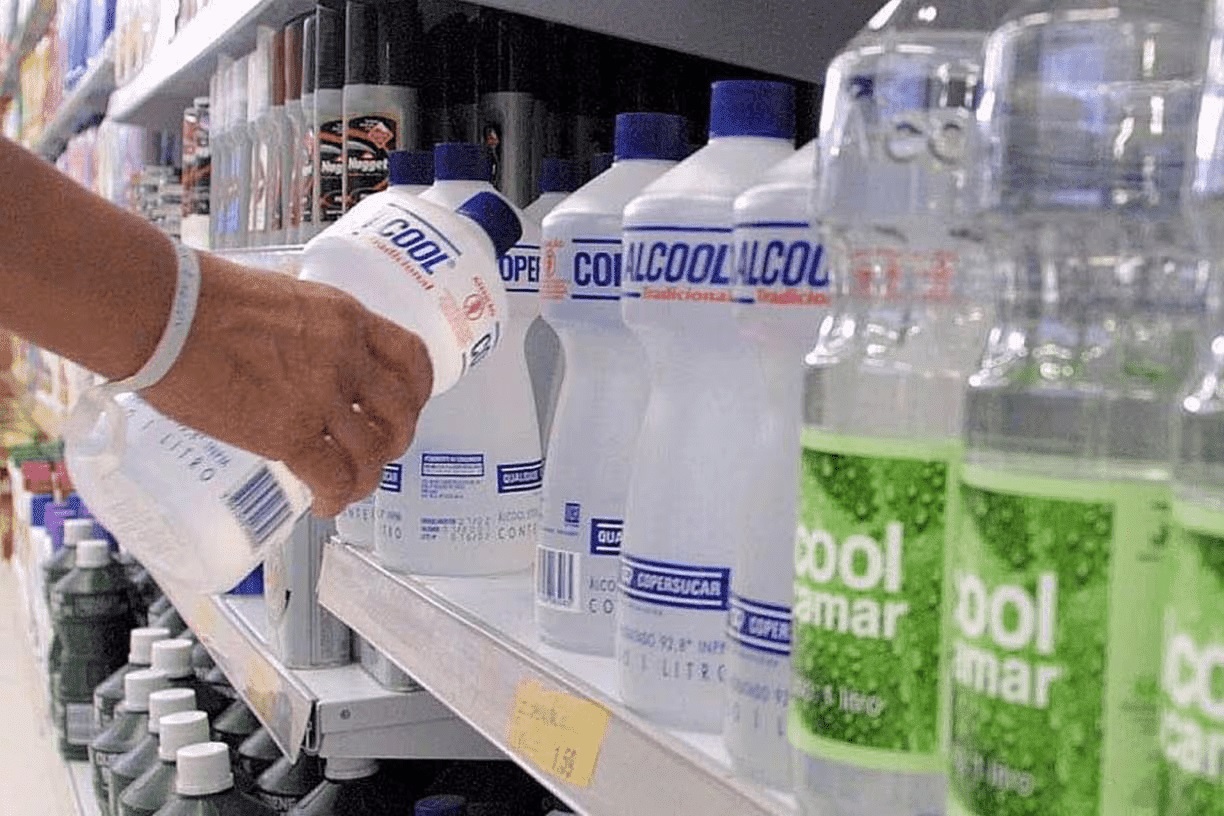 Anvisa volta a proibir comercialização do álcool líquido 70%